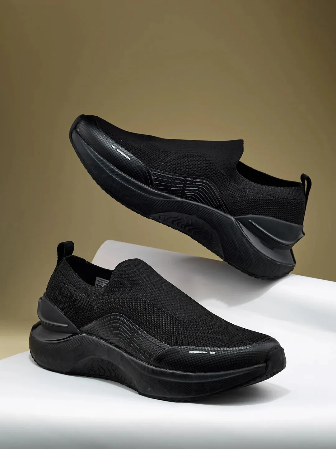 FLYNN Black Men's Walking Shoes